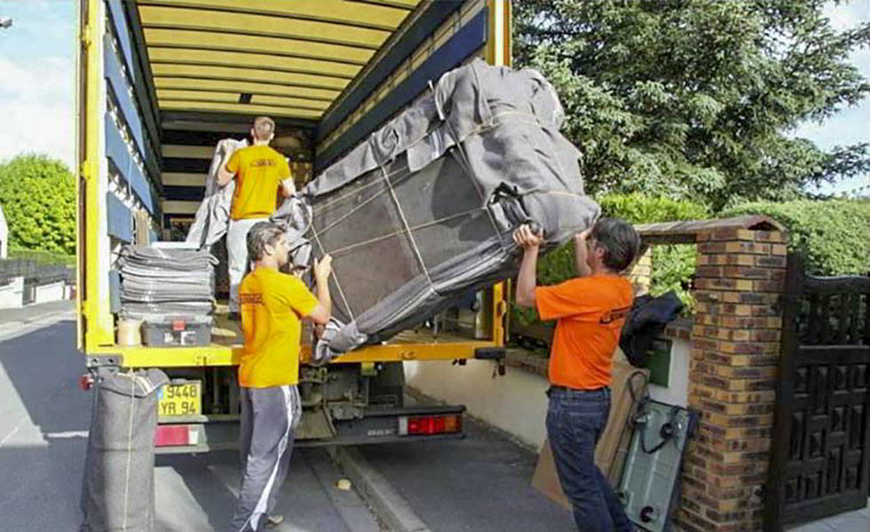 Le chargement du camion de déménagement